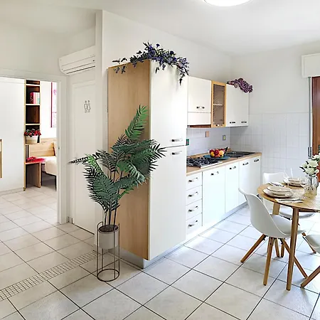Bella Venezia, With Balcony Overlooking The Pedestrian Shopping Area, And The Within Walking Distance * Bibione