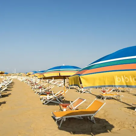 Bella Venezia, With Balcony Overlooking The Pedestrian Shopping Area, And The Within Walking Distance * Bibione