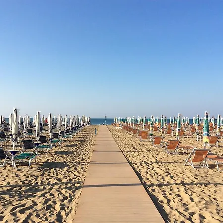 Bella Venezia, With Balcony Overlooking The Pedestrian Shopping Area, And The Within Walking Distance Apartamento